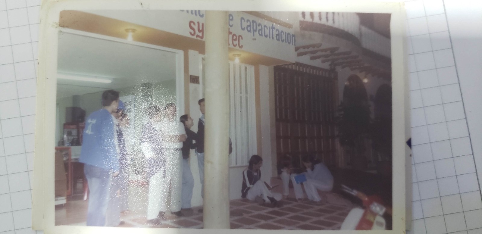 Estudiantes y personal en las instalaciones originales de Sysdatec, años 2000